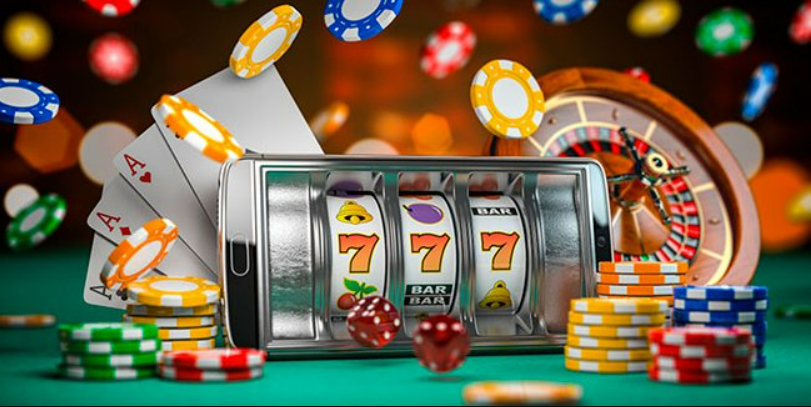 Alt: Spilleautomaten med rulett, kort og sjetonger i bakgrunnen