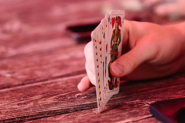 Finnes det bettingsider hvor man kan vedde på vanlige kortspill (ikke casinokortspill)